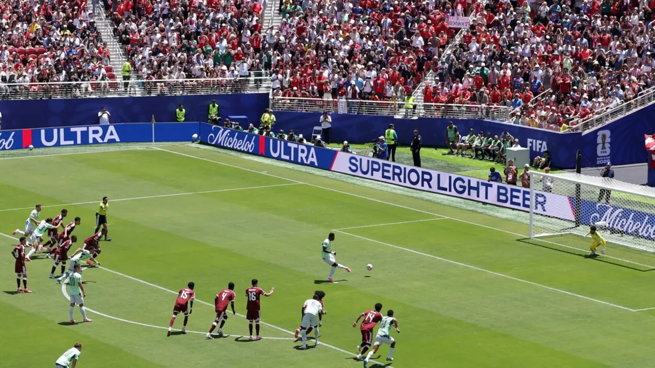 La revisi&oacute;n del penalti favorable a Suiza gener&oacute; debate tras no mostrarse la habitual recreaci&oacute;n gr&aacute;fica del fuera de juego.