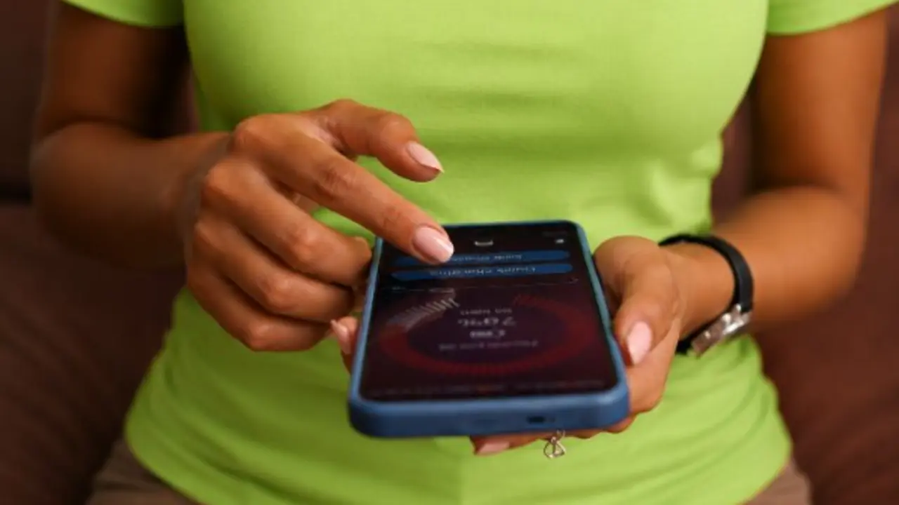 Mujer usando una aplicaci&oacute;n m&oacute;vil en su smartphone.