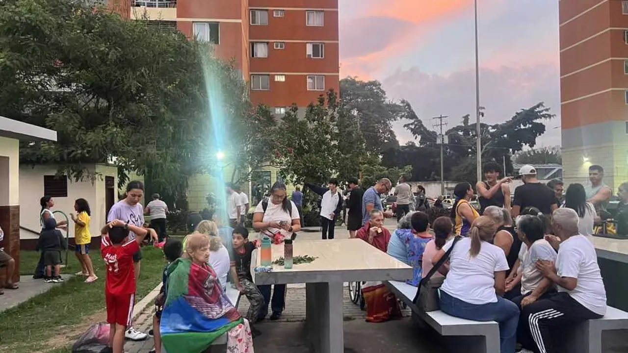 Decenas de personas se concentran en un espacio abierto de Caracas tras los dos fuertes terremotos que sacudieron Venezuela y provocaron el colapso de edificios en distintos puntos de la capital.