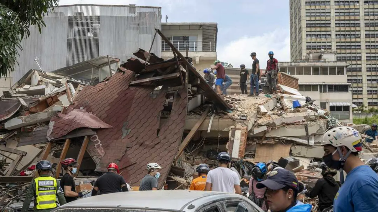 Vecinos permanecen en el exterior de sus viviendas en Caracas tras los dos fuertes terremotos registrados el 24 de junio, que obligaron a evacuar edificios y provocaron importantes da&ntilde;os en varias zonas de Venezuela.