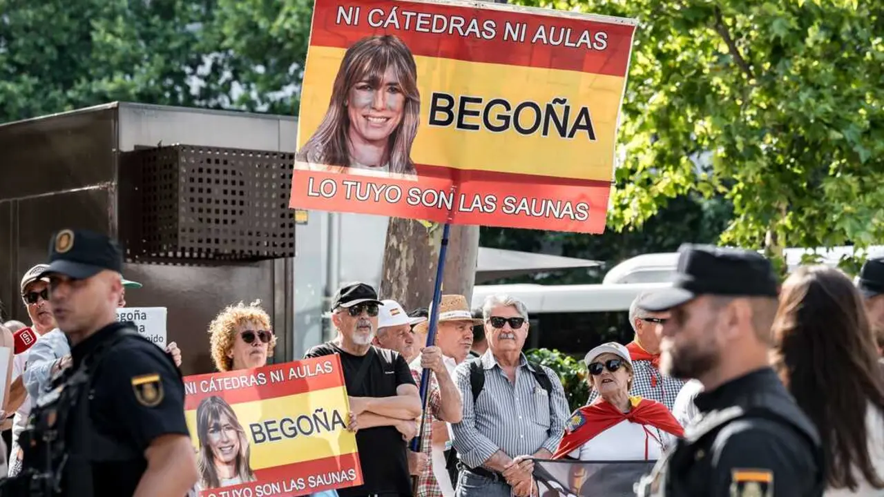 Un grupo de personas se concentra frente a los Juzgados de Plaza de Castilla, a 15 de junio de 2026, en Madrid (Espa&ntilde;a). El juez Juan Carlos Peinado ha citado este lunes a Bego&ntilde;a G&oacute;mez, esposa del presidente del Gobierno, Pedro S&aacute;nchez, a una audiencia preliminar a la que tiene "obligaci&oacute;n de comparecer" y a la que tambi&eacute;n han sido convocados su asesora Cristina &Aacute;lvarez y el empresario Juan Carlos Barrab&eacute;s, los otros dos investigados en el 'caso Bego&ntilde;a G&oacute;mez'.
Fecha: 15/06/2026. leer menos

Firma: Diego Radam&eacute;s / Europa Press
