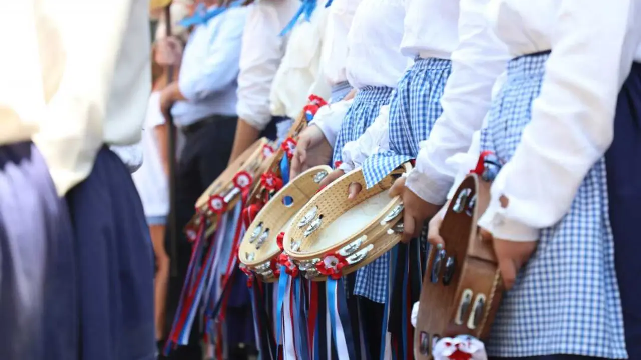 Los trajes regionales, las panderetas y la m&uacute;sica popular forman parte de la identidad de las fiestas c&aacute;ntabras, donde el folclore contin&uacute;a transmiti&eacute;ndose de generaci&oacute;n en generaci&oacute;n.