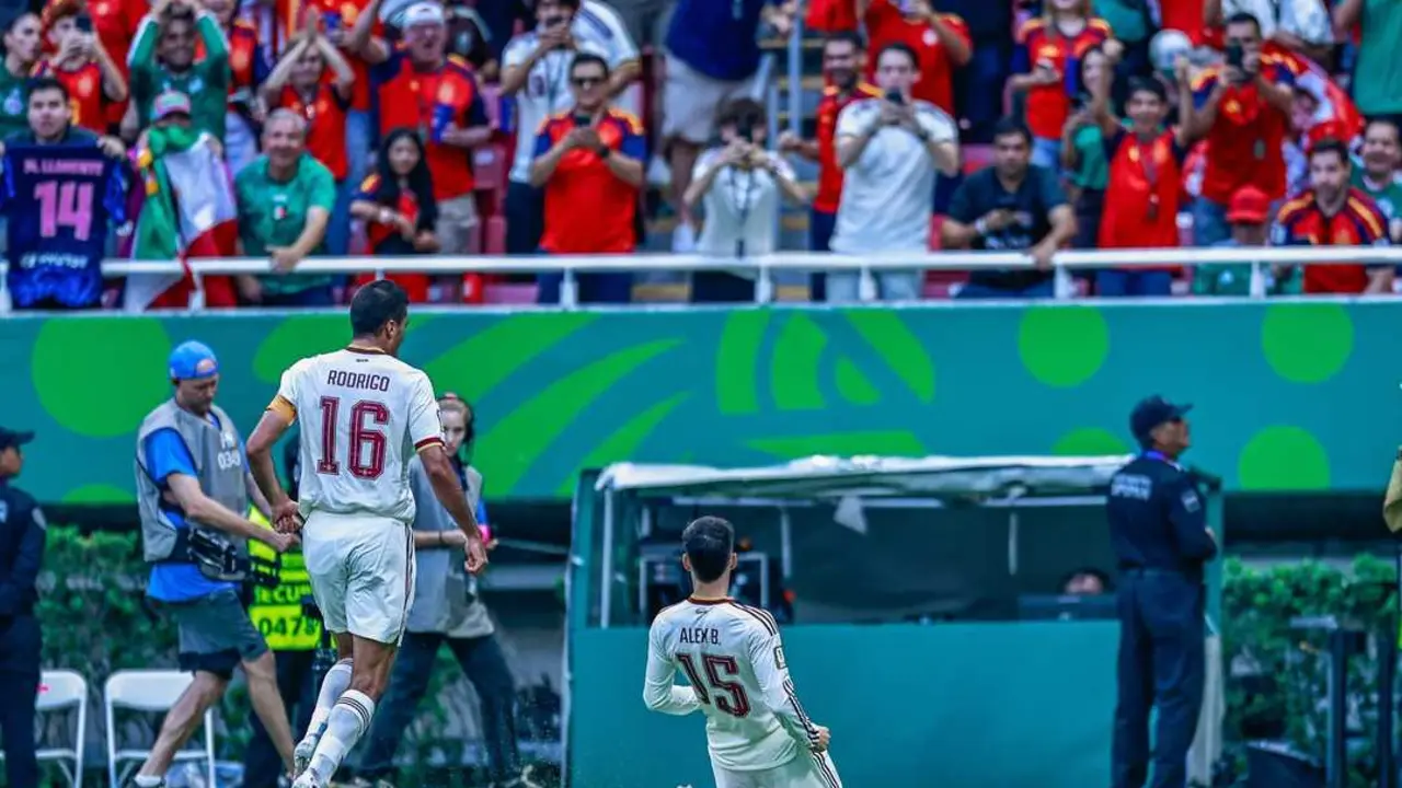 &Aacute;lex Baena celebra su gol con Espa&ntilde;a durante el partido del Mundial 2026, ante la ovaci&oacute;n de la afici&oacute;n en la grada.  AFP7 / Europa Press
