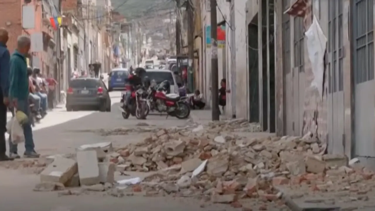 Escombros ca&iacute;dos en una calle venezolana, mientras los habitantes miran desconsolados la destrucci&oacute;n. / RTVE