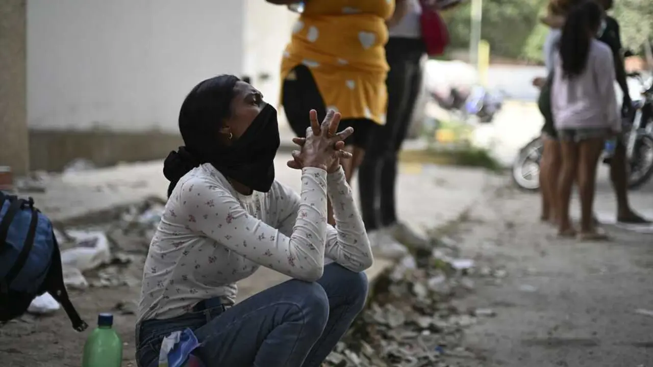Una mujer espera con angustia junto a la ciudad de La Guaira mientras contin&uacute;an las labores de rescate tras los devastadores terremotos que sacudieron Venezuela. Miles de familias permanecen a la espera de noticias de sus seres queridos entre los escombros. (Foto: Europa Press).