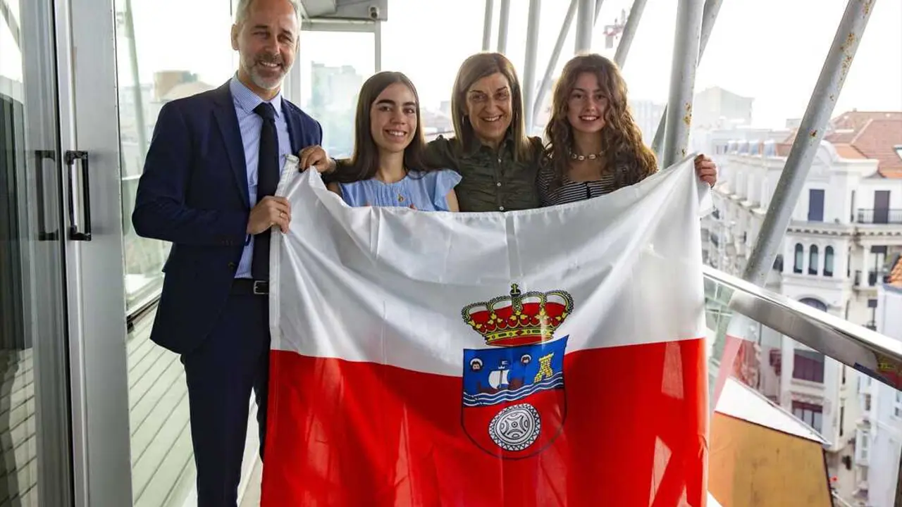 Elsa Gil y Laura Trueba representar&aacute;n a Cantabria en la Ruta Quetzal 2026, una expedici&oacute;n educativa que reunir&aacute; a 200 j&oacute;venes de toda Espa&ntilde;a para recorrer Galicia, el norte de Portugal y Le&oacute;n siguiendo un itinerario hist&oacute;rico y cultural.