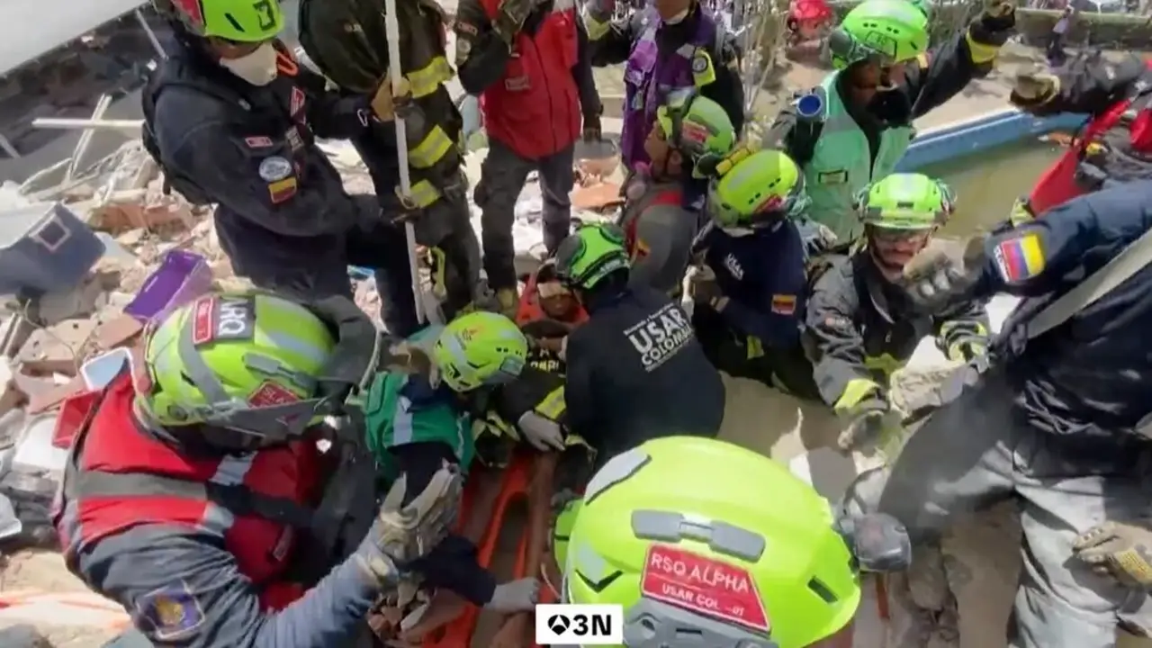 Rescatadores consiguen sacar de entre los escombros a un ni&ntilde;o de once a&ntilde;os. / Antena3