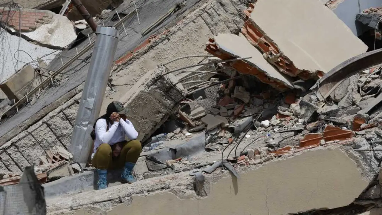 Una mujer observa los escombros de un edificio derrumbado en La Guaira tras los terremotos que sacudieron Venezuela y dejaron un elevado n&uacute;mero de v&iacute;ctimas.