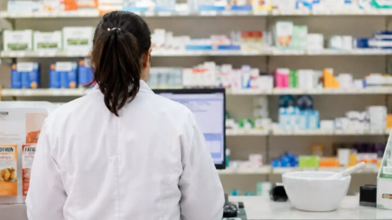 Una farmaceudurante en su labor en una oficina de farmacia. Cantabria impulsar&aacute; el primer colegio profesional de estos profesionales en Espa&ntilde;a.