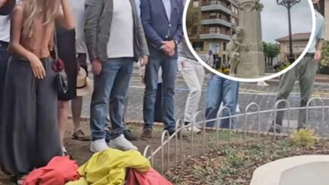 La bandera de Espa&ntilde;a qued&oacute; depositada sobre el suelo tras descubrir el busto de Rebolledo, una circunstancia denunciada por VOX, que acusa al Ayuntamiento de incumplir el protocolo durante el acto institucional.