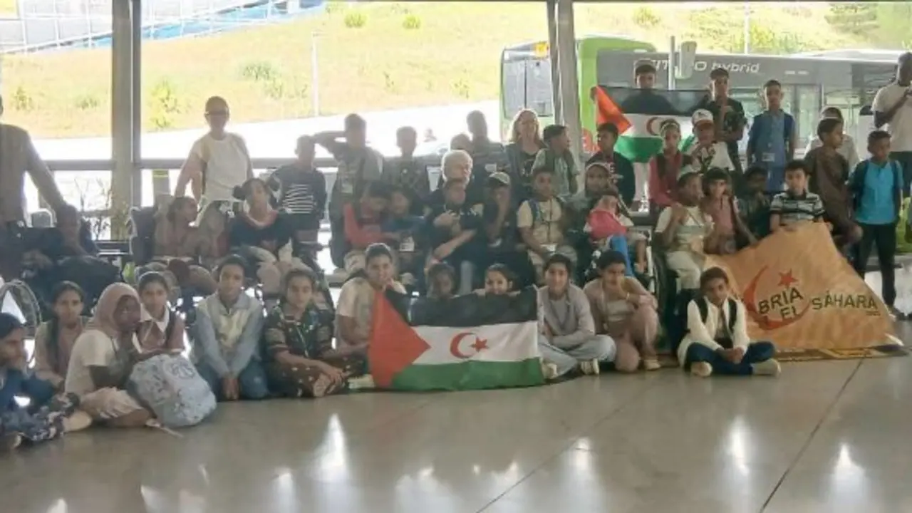 Los primeros ni&ntilde;os saharauis del programa Vacaciones en Paz ya disfrutan de su estancia en Cantabria gracias a la solidaridad de las familias de acogida, que un a&ntilde;o m&aacute;s tienden la mano a un pueblo que sigue esperando una soluci&oacute;n justa para el S&aacute;hara Occidental.