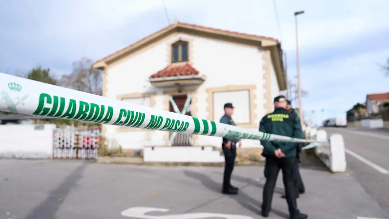 Agentes de la Guardia Civil en las inmediaciones de la vivienda donde un hombre ha estrangulado presuntamente a su madre y despu&eacute;s se ha suicidado ahorc&aacute;ndose, a 7 de marzo de 2024, Hinojedo, Suances, Cantabria (Espa&ntilde;a). La Guardia Civil hall&oacute; el mi&eacute;rcoles por la tarde en su domicilio los cad&aacute;veres de los dos fallecidos, la mujer, de unos 78 a&ntilde;os, y su hijo, de unos 44 a&ntilde;os. Los indicios apuntan a que leer m&aacute;s el hijo mat&oacute; a su madre y posteriormente se suicid&oacute;. La mujer ten&iacute;a problemas de salud, han confirmado fuentes de la investigaci&oacute;n, y al parecer hab&iacute;a sufrido un ictus.
Fecha: 07/03/2024.

Foto de archivo

Firma: Juanma Serrano / Europa Press