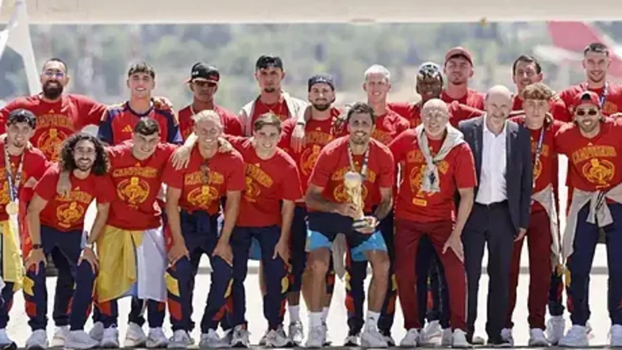 La selecci&oacute;n espa&ntilde;ola posa con el trofeo delante del avi&oacute;n en Barajas&Oacute;scar del Pozo / EP