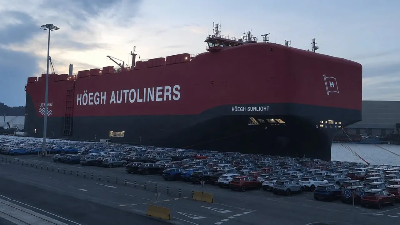 n buque especializado en el transporte de veh&iacute;culos permanece atracado en el Puerto de Santander junto a cientos de autom&oacute;viles preparados para su distribuci&oacute;n.