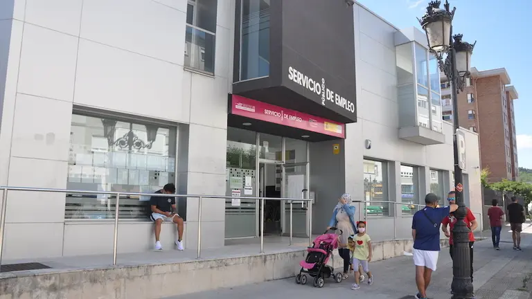 Vista del exterior de la oficina del paro situada en la Avenida Besaya en Torrelavega. / S.D.