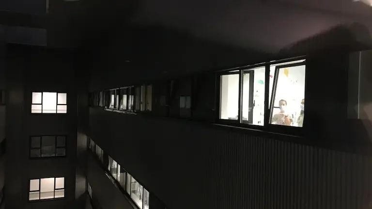 Dos sanitarios en una planta del Hospital Marqu&eacute;s de Valdecilla. / ALERTA