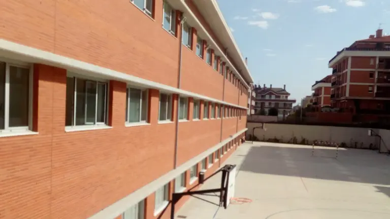 Patio del IES 8 de marzo de Castro Urdiales donde se ha decretado la cuarentena por coronavirus. / ALERTA
