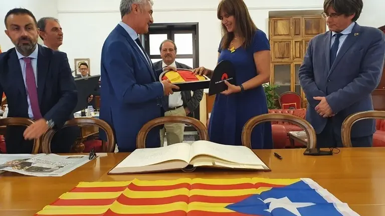 La presidenta del Parlament, Laura Borr&agrave;s, y el expresidente de la Generalitat Carles Puigdemont, durante una visita institucional al Ayuntamiento de Alguer (Italia)