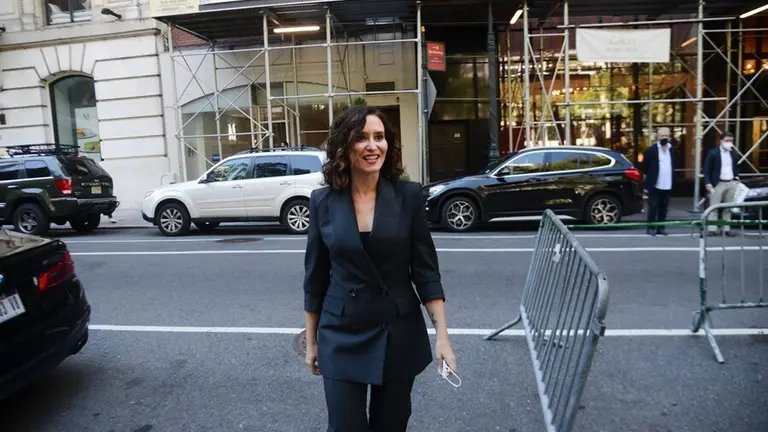 La presidenta de la Comunidad de Madrid, Isabel D&iacute;az Ayuso, en 5th Avenue tras ofrecer la primera rueda de prensa de su viaje institucional a EEUU, a 26 de septiembre de 2021, en Nueva York (EEUU). 