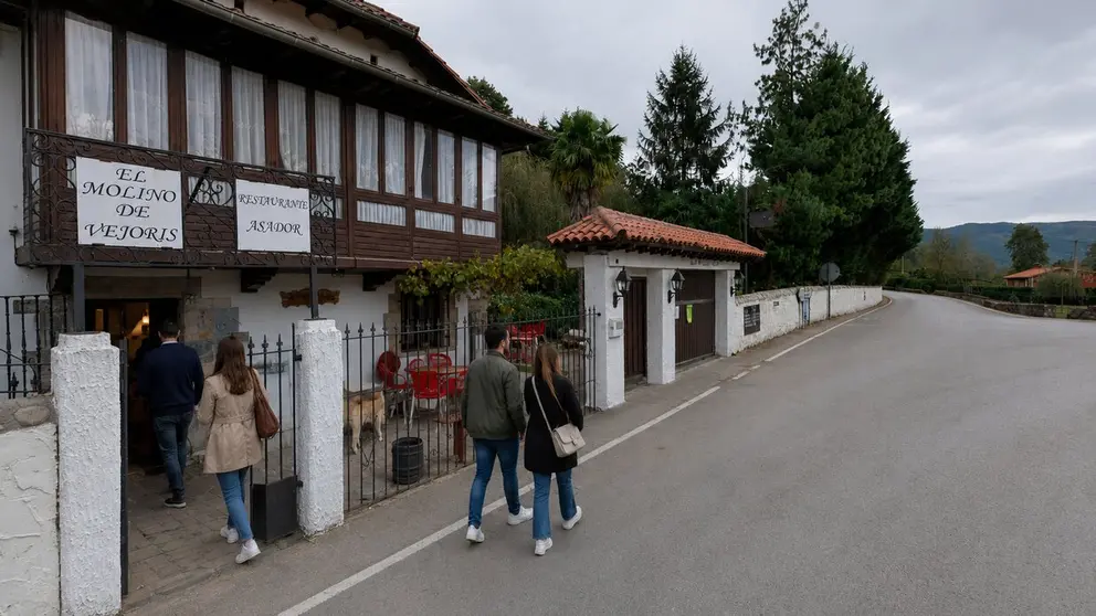Si hay algo que nos pierde en Cantabria es una buena comida de pueblo. Esta vez pusimos rumbo a Ontaneda para descubrir El Molino de Mejor&iacute;s, un restaurante con much&iacute;simo encanto que ya os adelantamos que merece la pena visitar.

Nada m&aacute;s entrar, el lugar sorprende por su decoraci&oacute;n y su ambiente acogedor, manteniendo ese aire tradicional c&aacute;ntabro que invita a quedarse. De esos sitios en los que sabes que vas a comer bien incluso antes de sentarte a la mesa.

Para comenzar, pudimos probar bebidas tradicionales como moscatel y vino de pasas, de los aut&eacute;nticos, de toda la vida. Un detalle que nos encant&oacute; y que aporta todav&iacute;a m&aacute;s personalidad a la experiencia.

En la mesa arrancamos con un contundente cocido monta&ntilde;&eacute;s que lleg&oacute; humeando y con una pinta espectacular. Un plato sabroso, casero y perfectamente elaborado, de esos que saben a tradici&oacute;n.

Como segundos, Andr&eacute;ita opt&oacute; por unas alb&oacute;ndigas caseras, mientras que yo me decid&iacute; por un enorme escalope que, para ser de men&uacute;, sorprend&iacute;a tanto por tama&ntilde;o como por calidad. Especial menci&oacute;n merece la salsa de queso que lo acompa&ntilde;aba, cremosa y con much&iacute;simo sabor.

Para terminar, llegaron los postres. Yo escog&iacute; una tarta casera que estaba realmente buena y Andr&eacute;ita se pidi&oacute; una tarta de queso que puso el broche perfecto a la comida.

En total, disfrutamos de una comida muy completa por unos 25 euros por persona, una relaci&oacute;n calidad-precio dif&iacute;cil de encontrar hoy en d&iacute;a.

Adem&aacute;s, el entorno acompa&ntilde;a perfectamente la experiencia. El restaurante cuenta con una zona exterior muy agradable, rodeada de naturaleza y con un ambiente tranquilo ideal para pasear despu&eacute;s de comer.

Un rinc&oacute;n muy recomendable para quienes buscan disfrutar de la gastronom&iacute;a tradicional c&aacute;ntabra en un entorno con encanto.