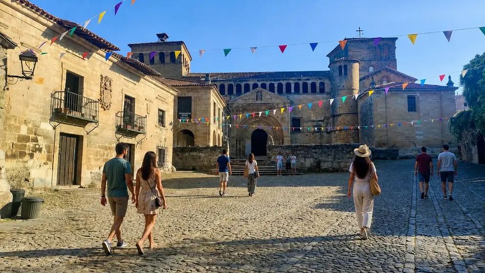 La villa de las tres mentiras contin&uacute;a siendo uno de los lugares m&aacute;s visitados de Cantabria. / A.E