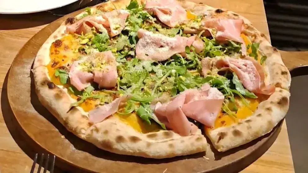 Una de las pizzas artesanales de Primera Vaca, elaborada al fuego con masa fermentada durante 48 horas y productos seleccionados. / A.E