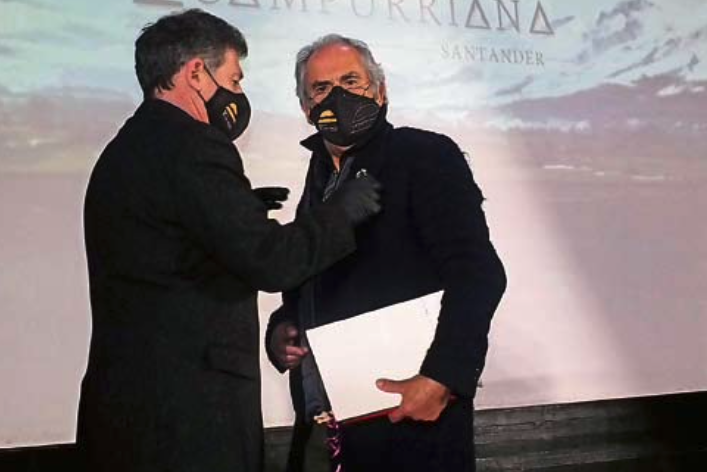 El artista Alberto Gallo recibe el galardón de la Pantortilla de Oro
