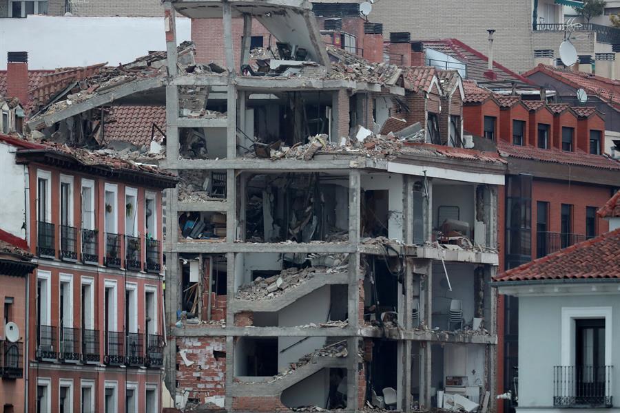 MADRID, 20/01/2021.- Vista de los daños ocasionados tras la explosión de gas que ha provocado el derrumbe de parte de un edificio de seis plantas en el centro de Madrid. La explosión ha afectado completamente a la fachada de la finca situada en la calle de Toledo, en el distrito de La Latina, muy cerca de la Puerta de Toledo y junto a la iglesia de la Paloma. EFE/ Kiko Huesca