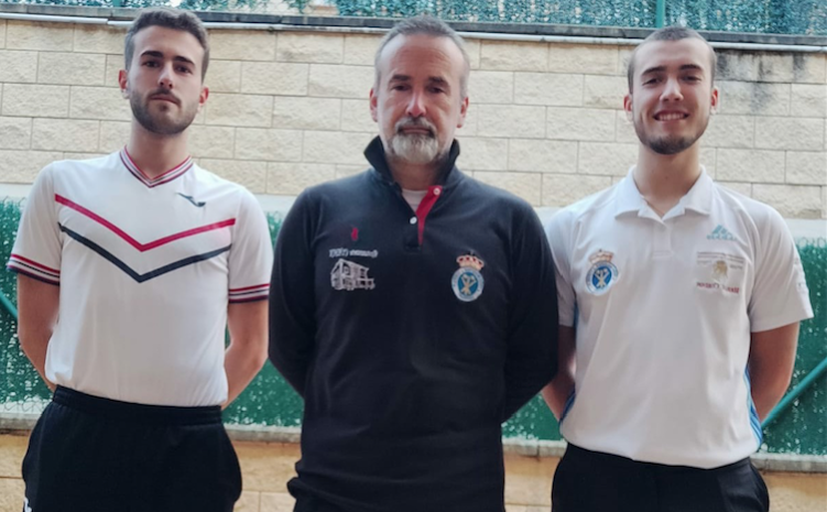 Ángel Lavín, junto a sus hijos, esta semana en Orejo