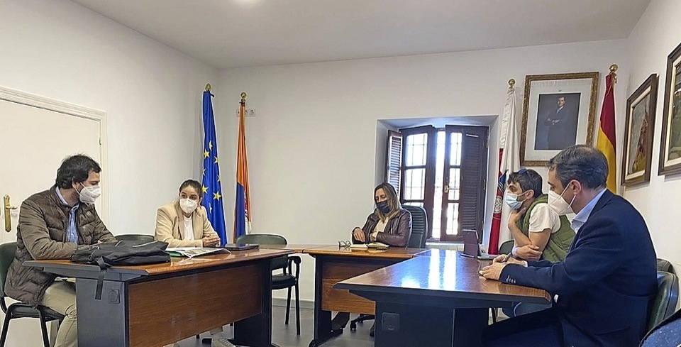 Un instante de la reunión mantenida entre la alcaldesa, Gema Perojo, presidentes de las Juntas Vecinales de Riaño y Solórzano, el equipo redactor de las alegaciones y la empresa Green Capital Power. / alertA