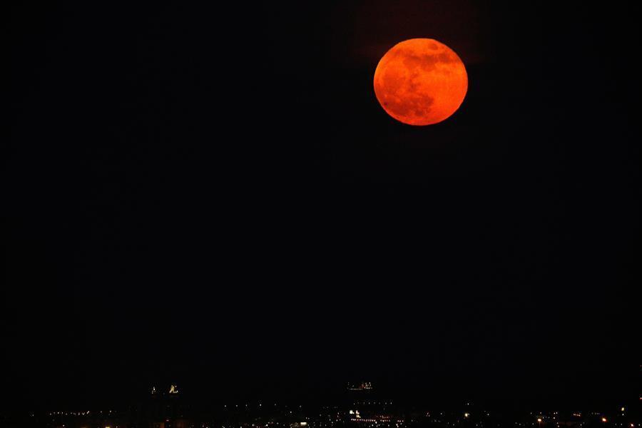 Superluna roja vista éste miércoles desde Valencia.EFE/ Manuel Bruque