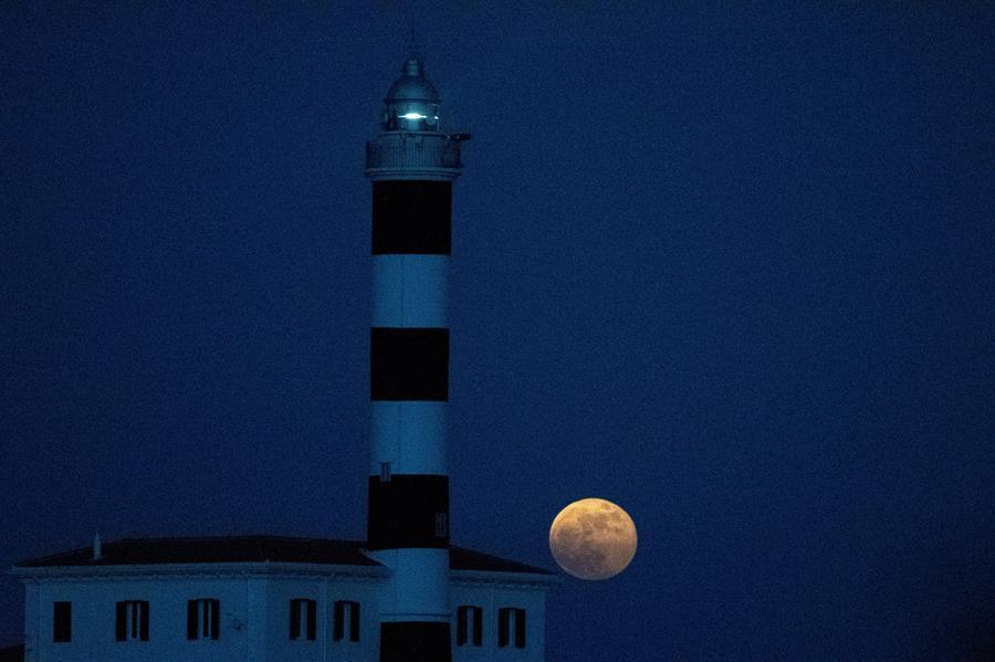 Superluna roja vista este miércoles desde Puertocolom, en Mallorca. EFE/Cati Cladera