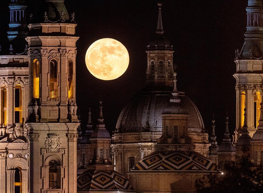 La Luna llena de mayo recibe el nombre de Luna de las Flores porque coincide con el mes tradicionalmente más florido en el Hemisferio Norte. En la imagen, la luna llena esta noche sobre las torres de El Pilar, en Zaragoza. EFE/Javier Belver