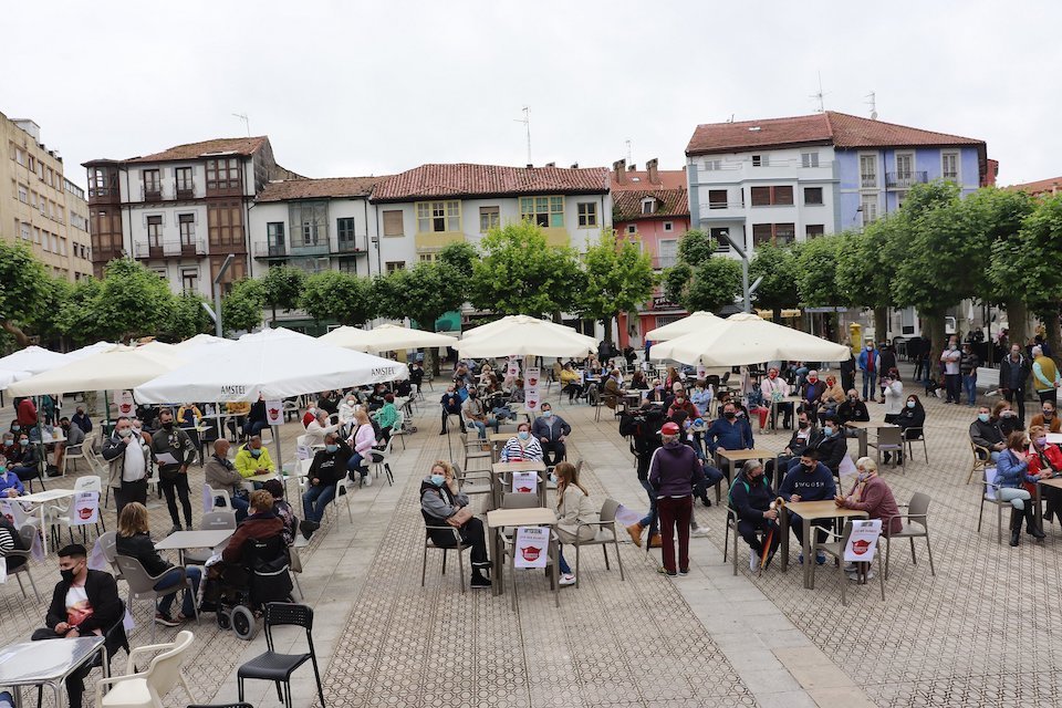 Vista de los Hosteleros en la manifestación sentados en sus mesas en la plaza principal de la localidad. / D. LAGUILLO