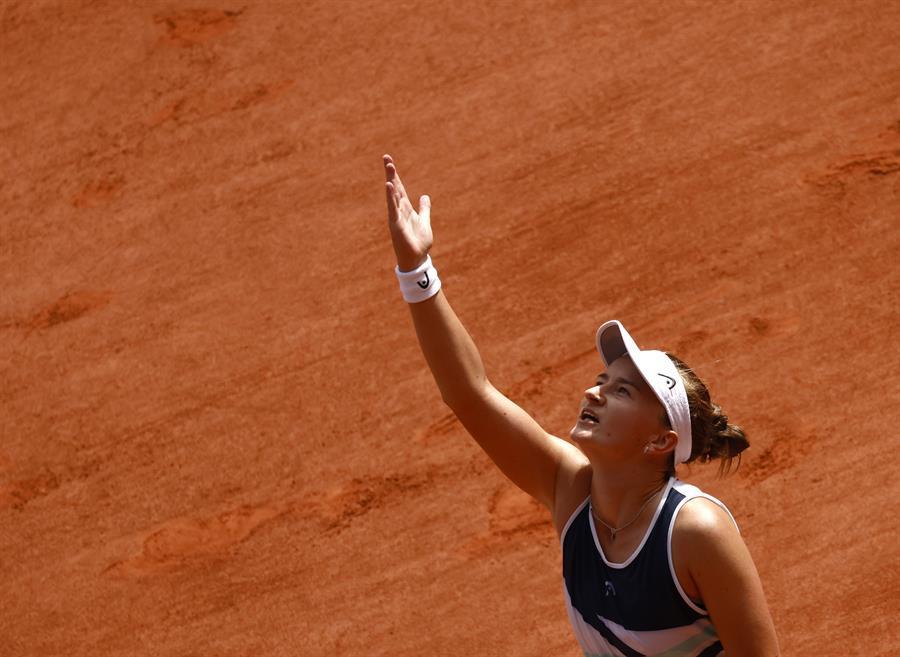 Barbora Krejcikova of the Czech Republic celebrates winning against Anastasia Pavlyuchenkova of Russia during their Women's final match at the French Open tennis tournament at Roland Garros in Paris, France, 12 June 2021. (Tenis, Abierto, Abierto, República Checa, Francia, Rusia) EFE/EPA/YOAN VALAT