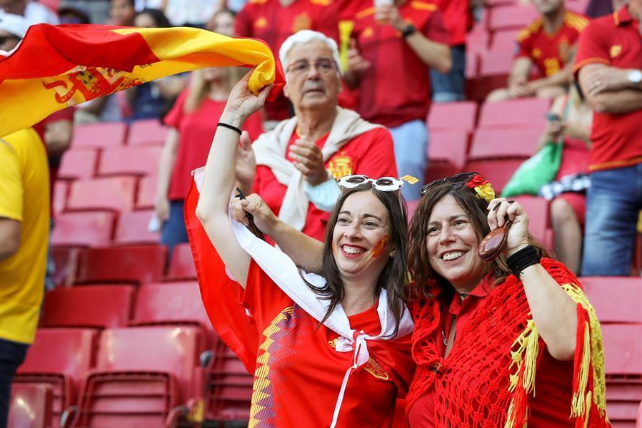 Aficionadas españolas momentos antes del partido ante Croacia, de octavos de final de la Eurocopa 2020, este lunes en el estadio Parken de Copenhague. EFE/ Kiko Huesca