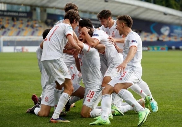 Los jugadores de la selección española Sub-21 celebran el gol de Javi Puado. UEFA