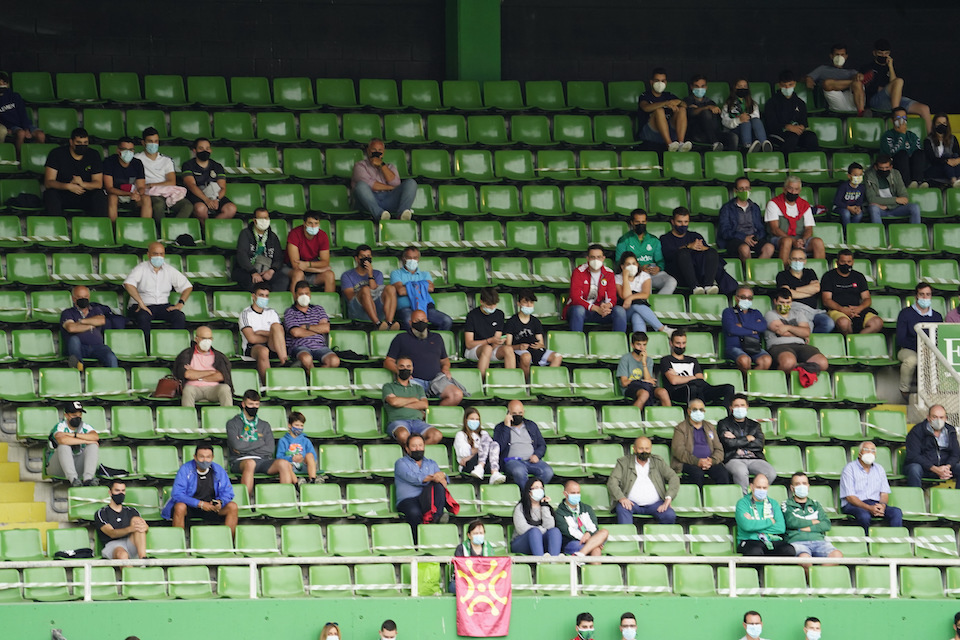 Los aficionados que acudieron a El Sardinero cumplieron con el estricto protocolo. / Hardy