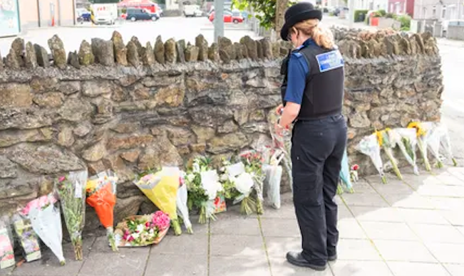Flores cerca del lugar del peor tiroteo masivo en el Reino Unido desde hace más de 10 años. Fotografía: Matt Keeble/Rex/Shutterstock
