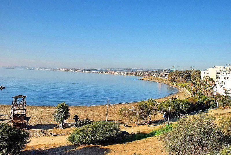 800px-Playa_del_cristo_winter_-_Estepona_beach