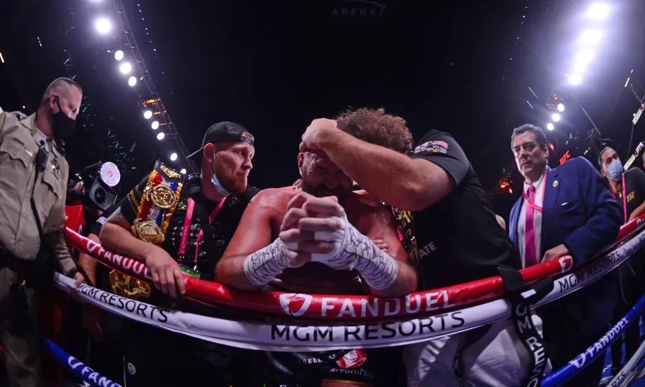 Tyson Fury reza entre lágrimas junto al ring con su hermano, Shane, inmediatamente después de su victoria sobre Deontay Wilder. Crédito: Joe Camporeale / USA Today Sports