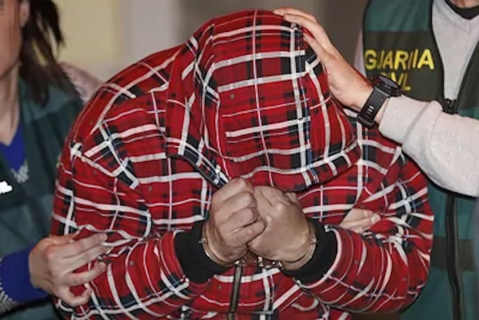 La Guardia Civil se lleva a uno de los detenidos por el crimen.EFE
