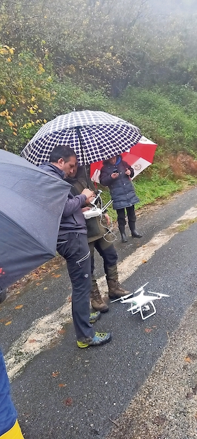Los propietarios del dron preparando una de los vuelos.