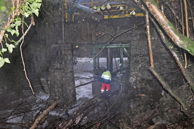 Un voluntario buscando por el cauce del río algún rastro del joven desaparecido