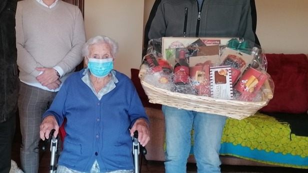Miengo rinde homenaje a sus dos vecinos más longevos, de 100 y 103 años