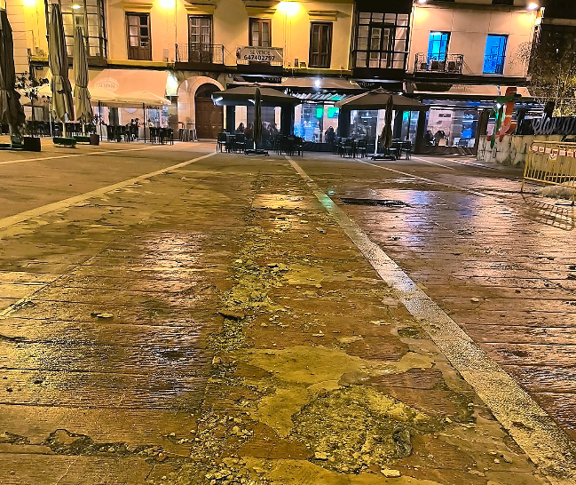 La adjudicataria de la pista de hielo deberá pagar los daños  en la Plaza Baldomero Iglesias