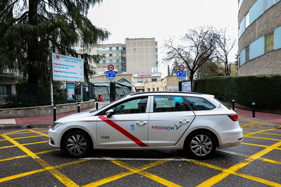 Ukraina.-AMP.- Madryccy taksówkarze przywożą do Polski podstawowe artykuły i zabierają uchodźców.