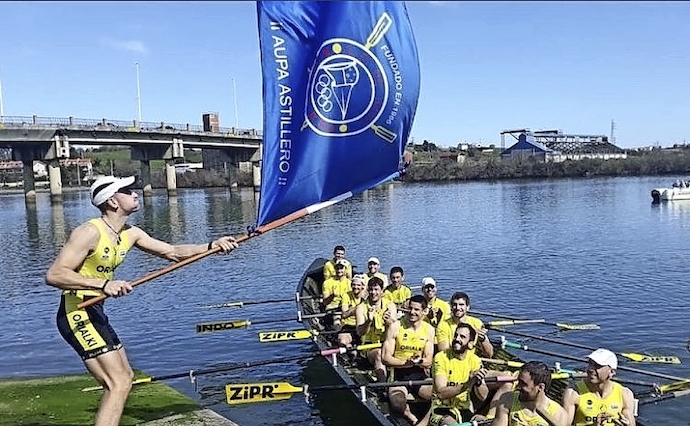 El remero de Orio Iker Zinkunegi ondea la bandera.