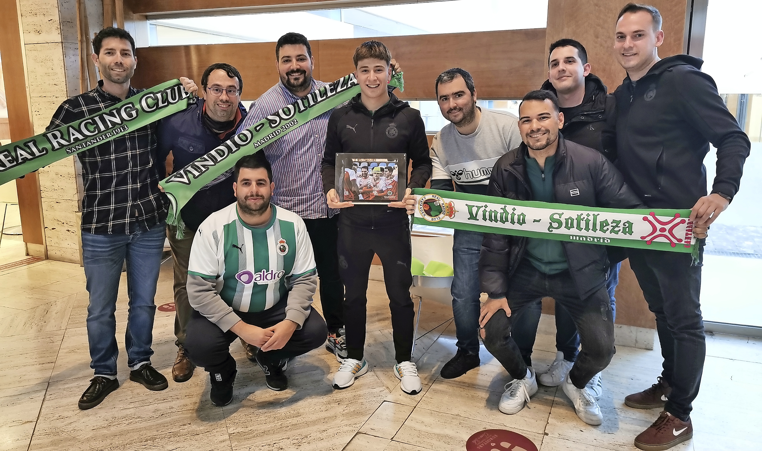La Peña Vindio le entrega un recuerdo a Pablo Torre
