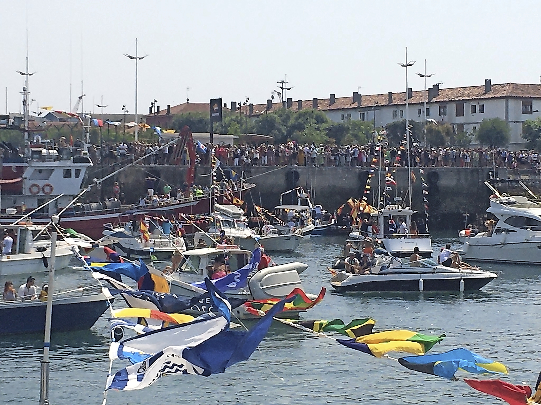 Procesión marítima en el barrio Pesquero en Santander. / ALERTA